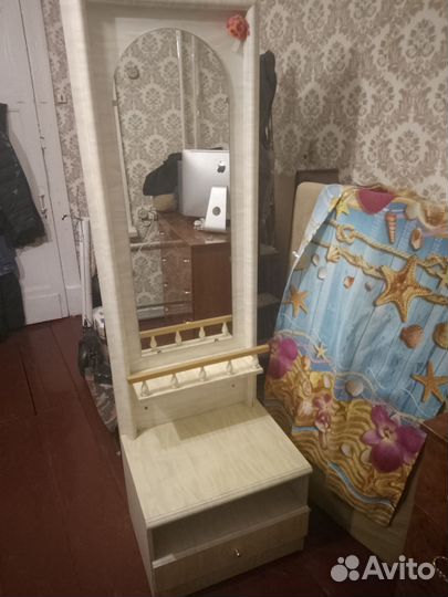 Трюмо с зеркалом