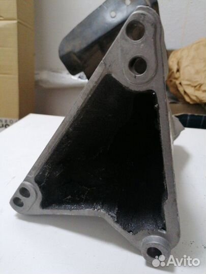Кронштейн опора правый Audi A4 A6 Passat