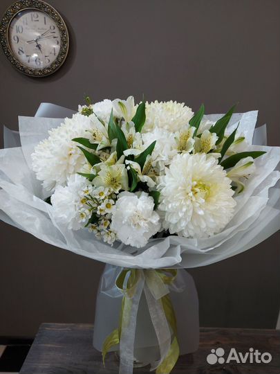 Букет из хризантем с альстромериями