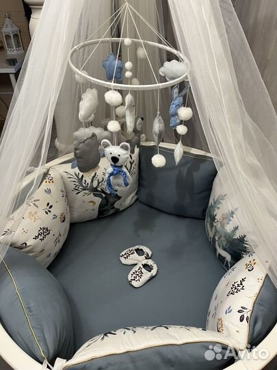 Детская кроватка с маятником