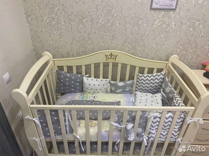 Детская кроватка с маятником и ящиком