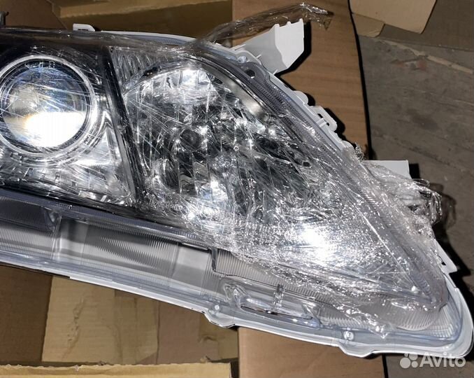 Фара передняя правая Toyota XV40