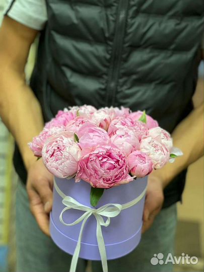 Пионы в коробке букет корзина 1 сентября 8 марта