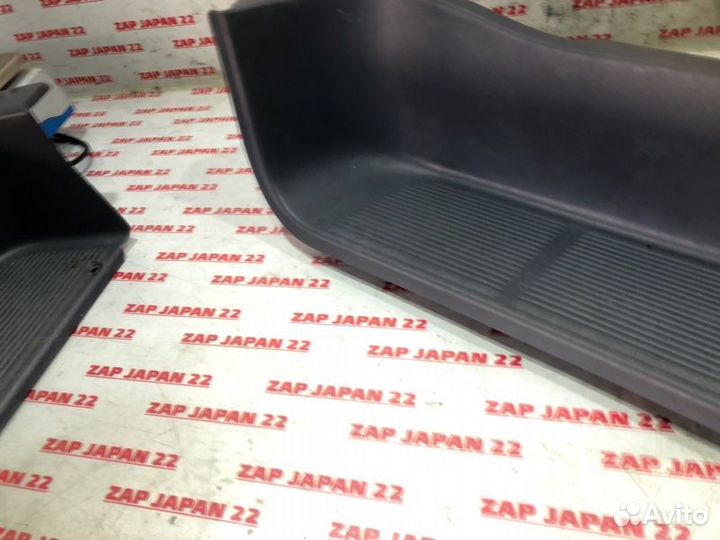 Накладка порога передняя правая Toyota Lite Ace