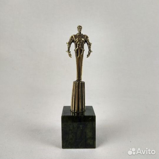 Копия памятник Ю.А. Гагарин бпрнеза