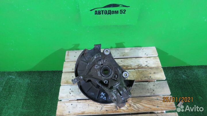 Кулак передний правый Volkswagen Passat B6