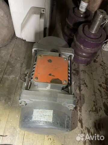 Вибратор площадочный ив107