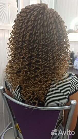 Модель на афрокудри