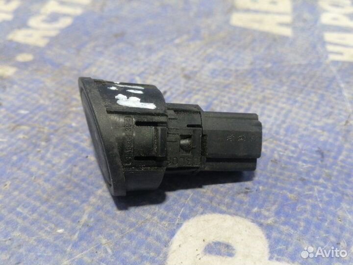 Кнопка открывания багажника Ford Fiesta 5 хэтчбек