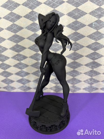 Фигурка девушки