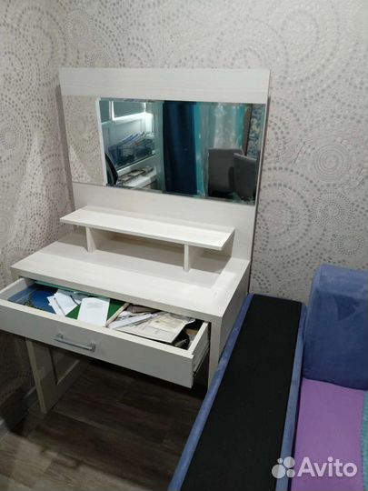 Косметический столик с зеркалом