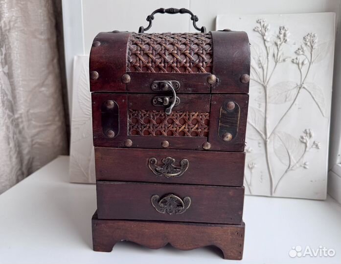 Деревянная шкатулка-сундук для украшений