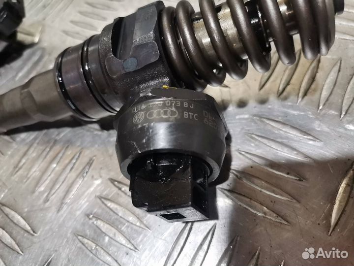 Форсунка топливная Audi A4 B7 2006 038130073BJ