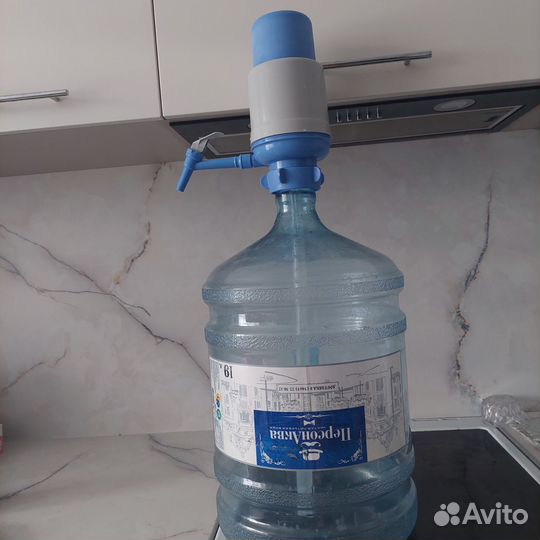 Помпа с 19 литровым бутылём для воды