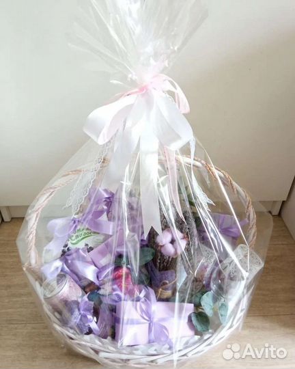 Подарочные наборы в корзине