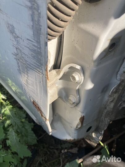 Петли передней правой двери toyota