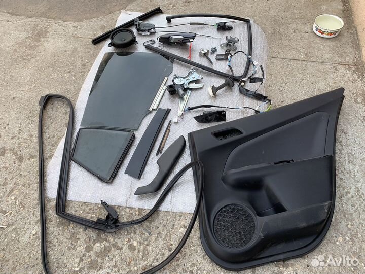 Части прав.зад. двери Toyota Prius 50 51 52 55