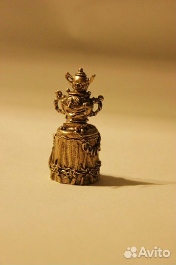 Самовары из янтаря и бронзы. колокольчики из бронз