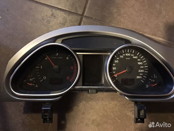 Audi Q7 панель приборов