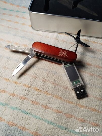 Сувенирный маникюрный набор - флешка