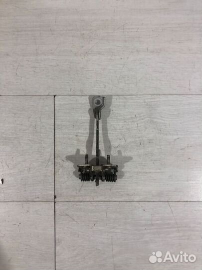 Ограничитель двери перед прав renault logan 2 1.6