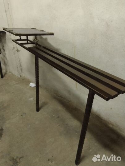 Скамейка и столик на кладбище