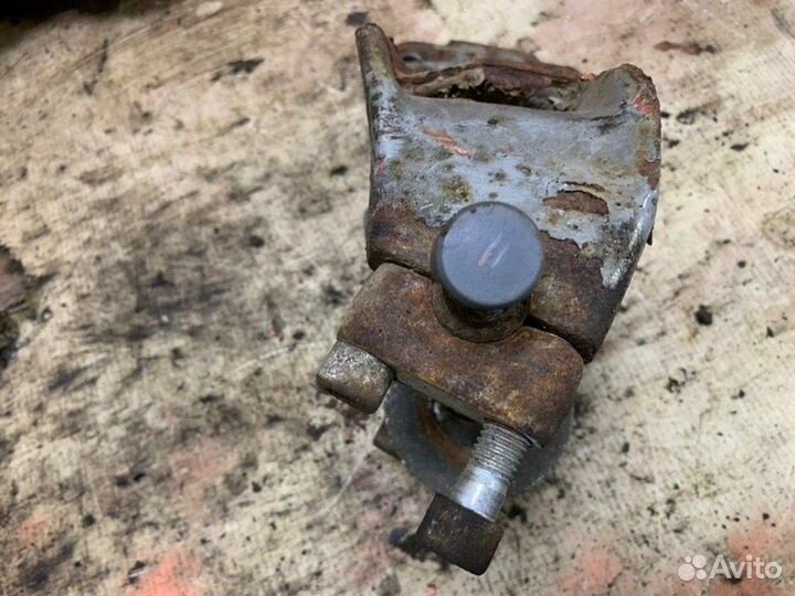 Кронштейн кабины передний левый Scania R93