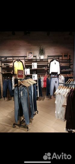 Торговое оборудование для магазина одежды Levi's