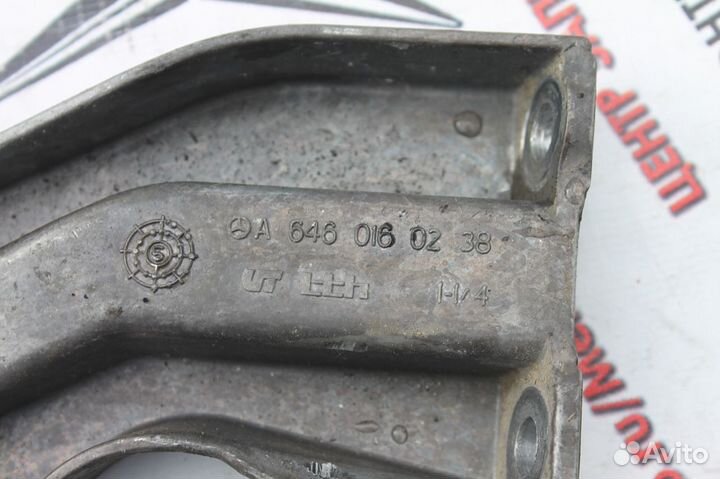 Кронштейн насоса гур W211 OM646 Mercedes