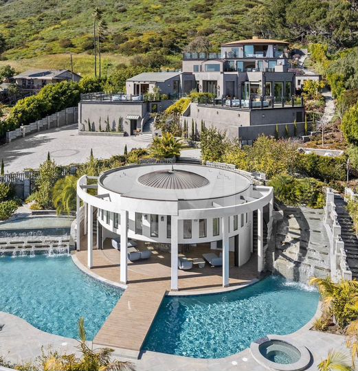 Коттедж 1800 м² на участке 15 сот.