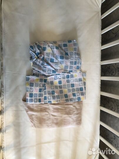 Детская кроватка с маятником