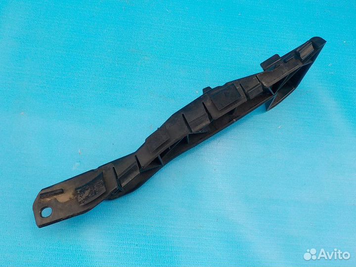 Кронштейн переднего бампера правый KIA Ceed (ED) 2