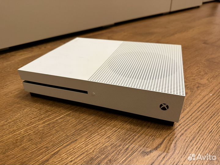 Xbox one s 1tb с геймпадом