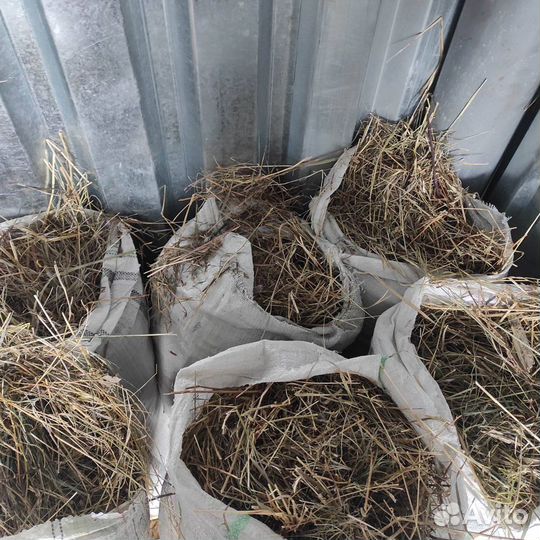 Сено и солома в мешках