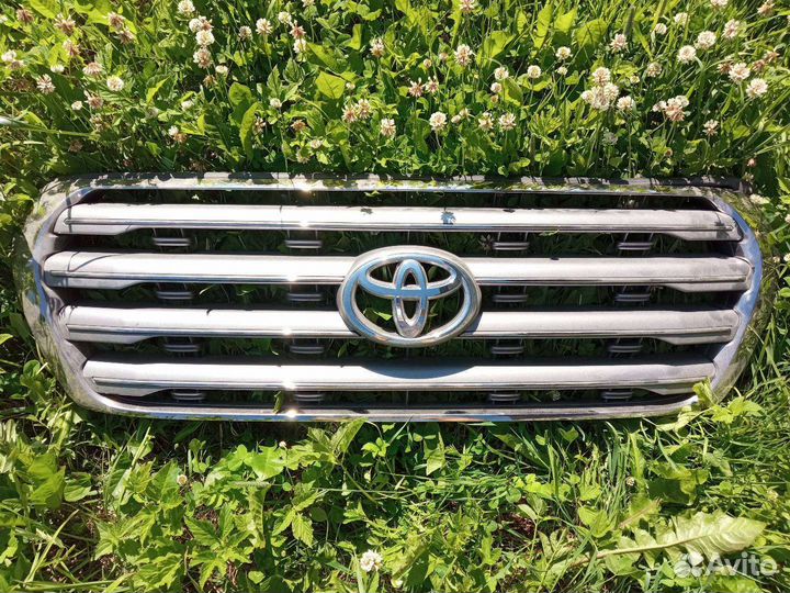 Решетка радиатора Toyota Land Cruiser 200