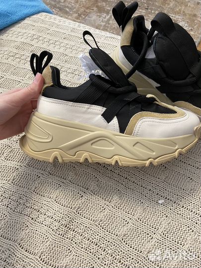 Кроссовки женские