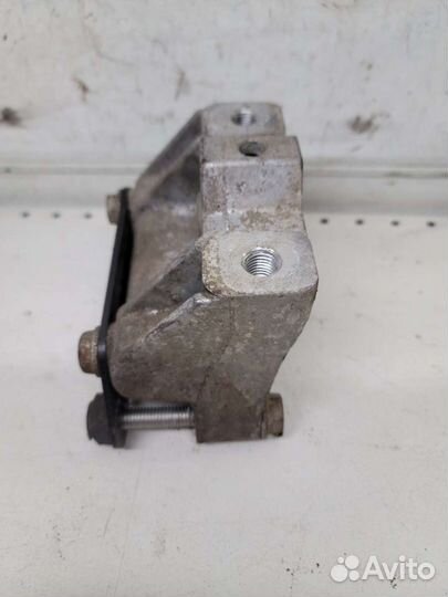 Кронштейн кпп левый VW Audi Skoda 1K0199111D