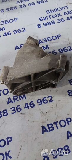 Кронштейн компрессора на Volkswagen Phaeton