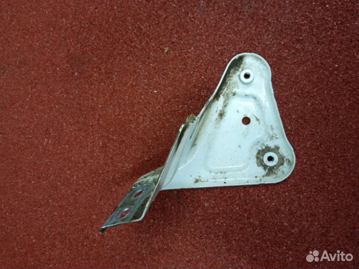 Кронштейн переднего крыла передний левый Skoda