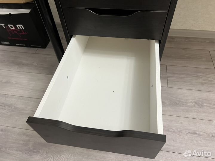 Стол + тумбочка в подарок