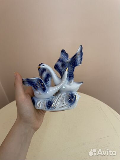 Статуэтка лебедь