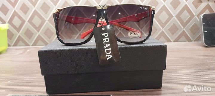 Солнцезащитные очки prada