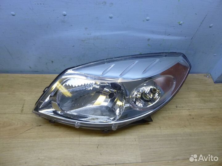 Фара левая Renault Sandero 1