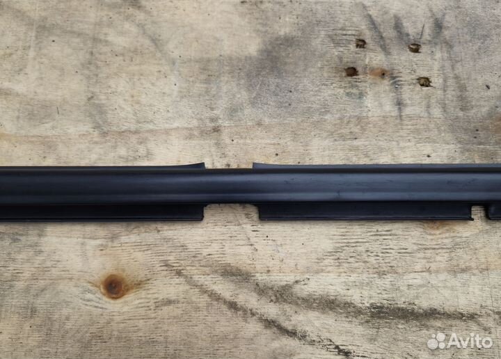 Уплотнитель стекла внешний Jeep Grand Cherokee WJ