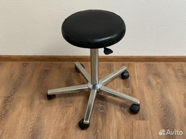 Стул мастера, стул-таблетка, стул косметолога