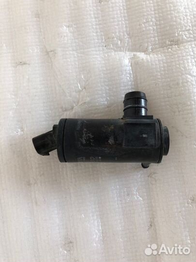 Моторчик омывателя лобового передний Toyota Camry