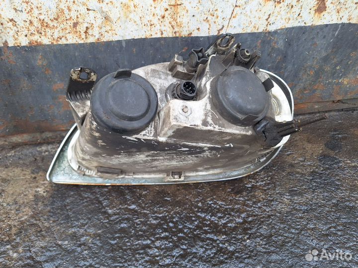 Передняя правая фара Волга 31105