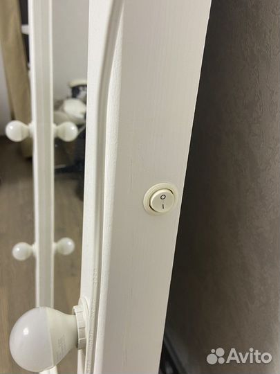 Гримерное зеркало с лампочками