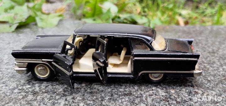 Модель автомобиль Чайка газ 13