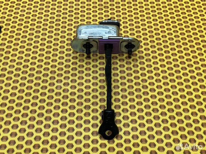 Ограничитель двери передний левый Hyundai I30 PD